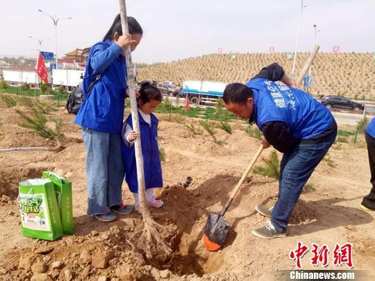 4月22日,“绿色崛起 同心筑梦——2018年甘肃网友公益植树活动”在兰州新区举行。 闫姣 摄