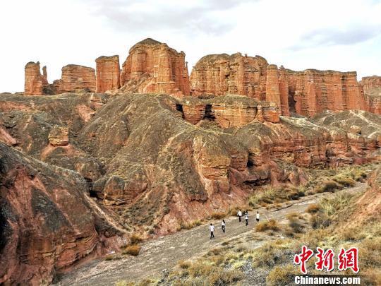 图为犹如宫殿群般的丹霞地貌。 吴学珍 摄