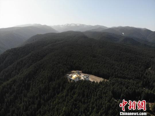 焉支山是一座母亲山,山顶终年积雪、林草繁茂,发源于林区北麓的寺沟河、青石头河、流水沟河、大口子河、瓷窑口河、直沟河等,均属于黑河水系。 杨艳敏 摄