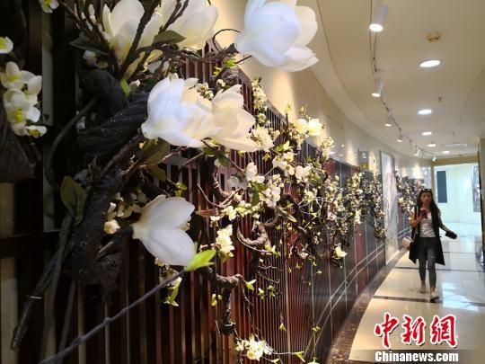 “七层双创”空间里有鲜花手工坊、创意个性定制、广告公司、人才培养公司、旅行社等创业项目正在孵化。 刘薛梅 摄