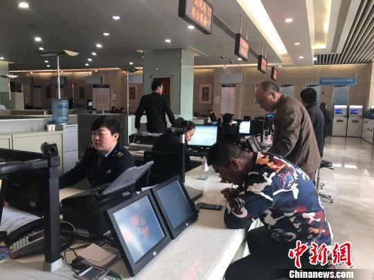 近期,兰州新区围绕解决民众反应强烈的办事难、办事慢、办事繁等问题,依托政务服务中心、“互联网+政务服务”和大数据平台推行“四办”改革。(资料图) 徐雪 摄
