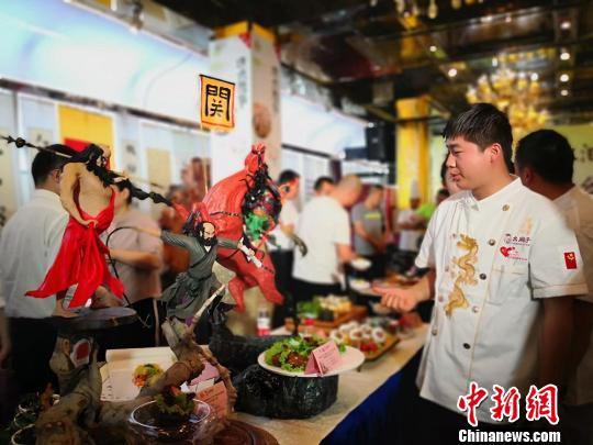 图为兰州厨师袁东东展示用“非遗”面塑做的“关公”“达摩”等经典历史人物。 魏建军 摄
