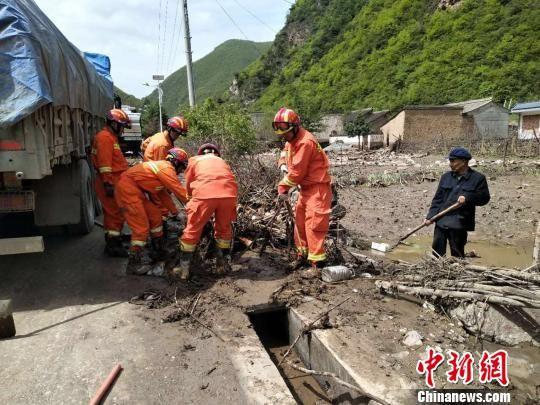 图为消防在岷县受灾现场开展清淤救援工作。 钟欣 摄