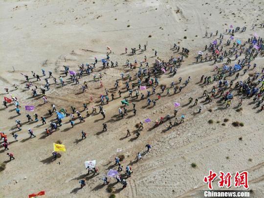 敦煌是丝绸之路的节点城市,以“敦煌石窟”、“敦煌壁画”闻名天下,是世界遗产莫高窟和汉长城边陲玉门关、阳关的所在地。 杨艳敏 摄