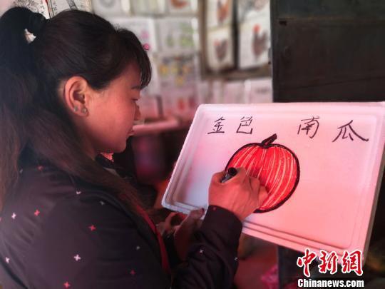 图为胡二玲正在绘画。 杨娜 摄