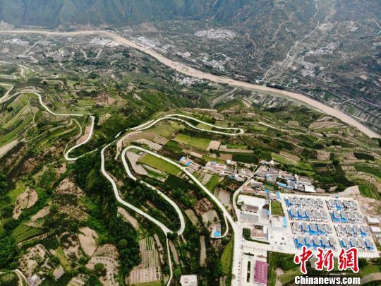 近日空中俯瞰清水县山区农村。 杨艳敏 摄