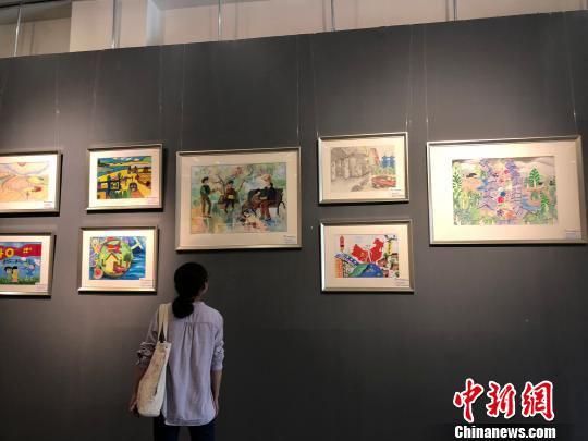 图为民众驻足欣赏绘画作品。 徐雪 摄