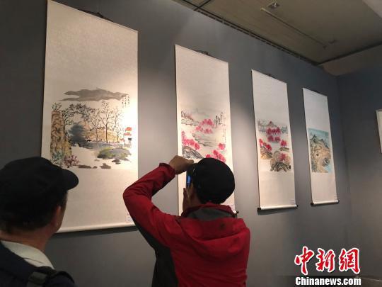 黄河、楼房、美食……这些平常生活中的所见所闻,经过他们巧妙构思、创意后,被融入进了色彩斑斓的童话世界和科幻世界,吸引许多民众前来欣赏。 徐雪 摄
