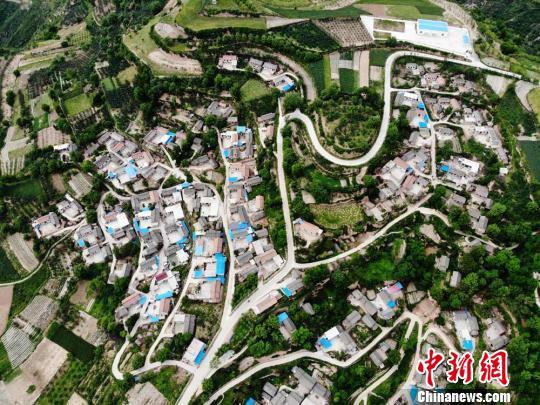 清水县乡村水泥路四通八达。 杨艳敏 摄