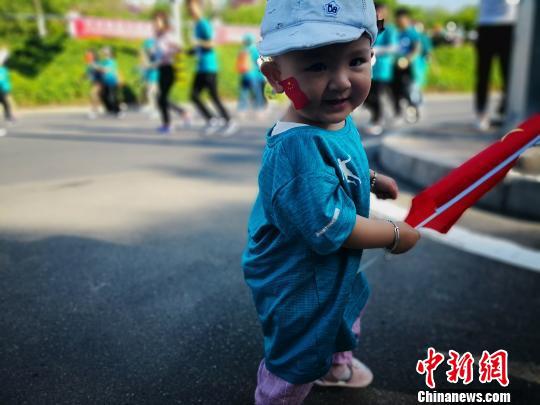 6月10日,“2018兰州国际马拉松赛”鸣枪,来自28个国家和地区4万名选手围绕着黄河尽情奔跑,赛事吸引好多萌娃你追我赶来参赛。图为参赛萌娃。 史静静 摄