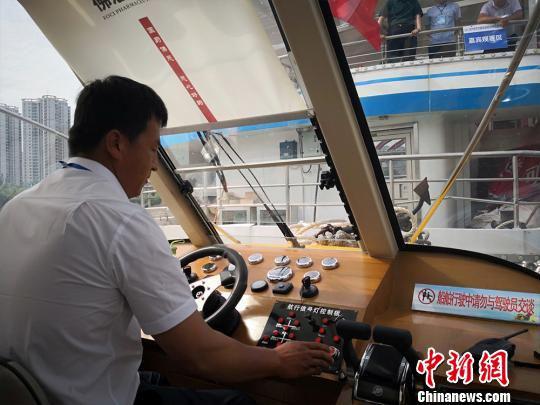 图为参赛者驾驶30客位小型船进行离港操作。 魏建军 摄