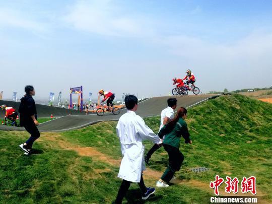 图为中国BMX自行车联赛敖汉旗站开赛现场。
