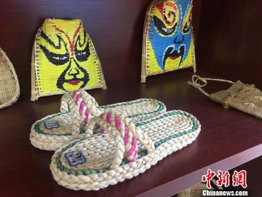 图为农用品制作展示。 张婧 摄