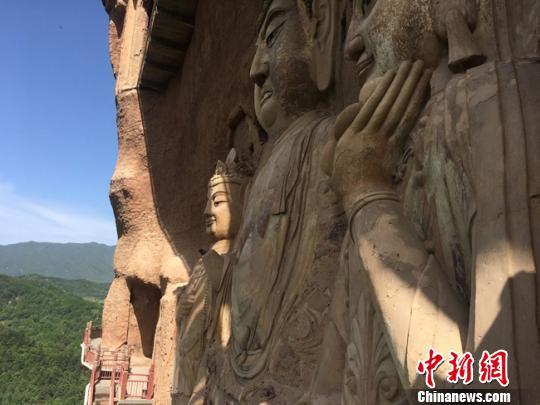 麦积山石窟壁画及塑像出现的病害种类多达30余种,主要集中为地仗层大面积空鼓脱落、酥碱、颜料层粉化脱落、起甲、人为破坏等病害类型,这些病害如不从根本上进行有效防治,文物损毁将进一步延续。 张婧 摄