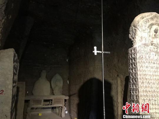 麦积山石窟133窟预警监测设备安装齐全,包括温湿度、二氧化碳、裂隙监测等设备共20余个,对窟内环境的动态变化进行实时测量。图中分布在窟内墙体及地面等不同位置的白色盒装设备均为监测所用。张婧 张婧 摄