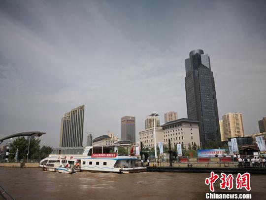 6月15日,甘肃省首届船舶驾驶技能大赛在黄河兰州段举行,来自甘肃各地三十余位精英“水手”在黄河切磋“船技”。图为甘肃省首届船舶驾驶技能大赛比赛现场。 魏建军 摄