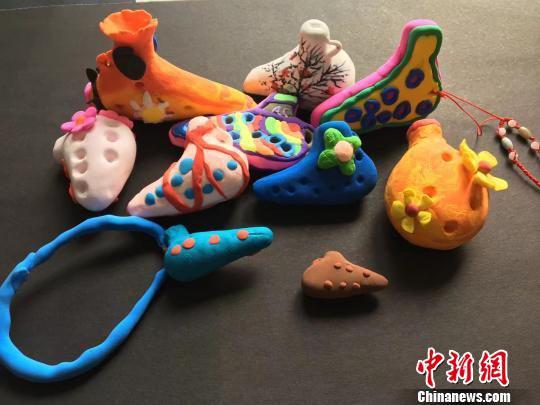 图为小学生捏制的陶笛。兰州市中山小学提供