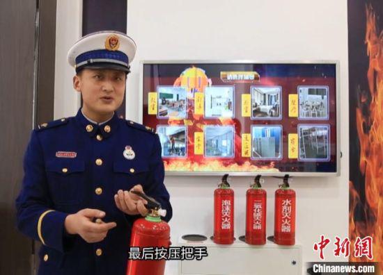 图为孩子和家长在家学习消防知识。 罗小乐 摄