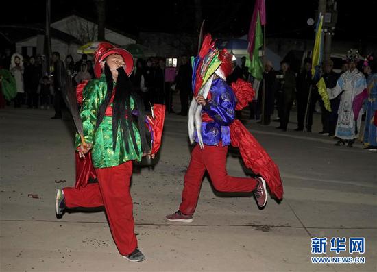 2月16日,在甘肃省陇南市武都区鱼龙镇刘家湾村,村民们观看高山戏“把式舞”。 新华社记者 才扬 摄