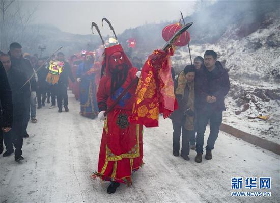 2月17日,在甘肃省陇南市武都区鱼龙镇卯家庄村,高山戏演员在村内巡游表演。 新华社记者 才扬 摄