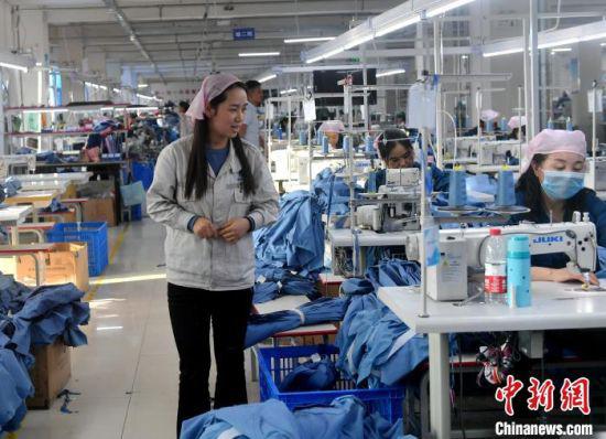 甘肃榕发服装智造公司的工作车间 ,该车间缝一组组长张桃玉正在工作中。