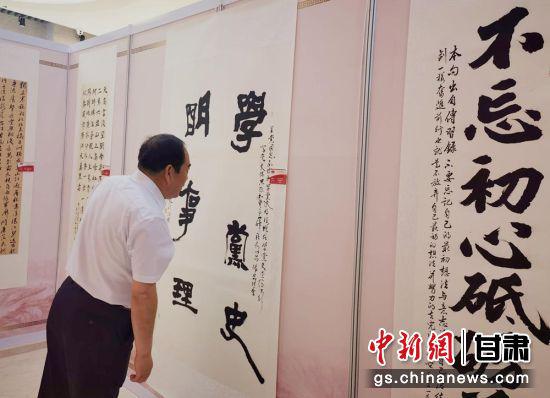 图为展出的书画作品。史静静 摄