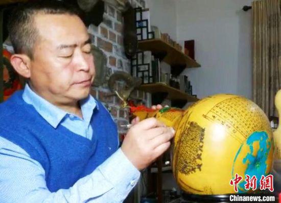 图为兰州民间艺人王立荣雕刻作品。 徐雪 摄
