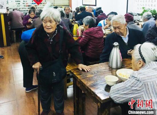 图为兰州老人在当地的一家互助餐厅内免费用餐。(资料图) 黄敏 摄