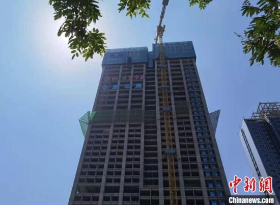 8月中旬,记者走访中建三局兰州一项目了解甘肃省农民工工资支付管理公共服务平台使用情况。 张婧 摄
