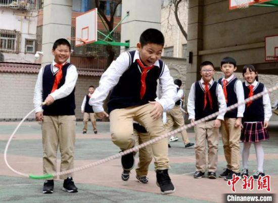 图为静宁路小学的学生们在操场上体育课。(资料图) 静宁路小学供图