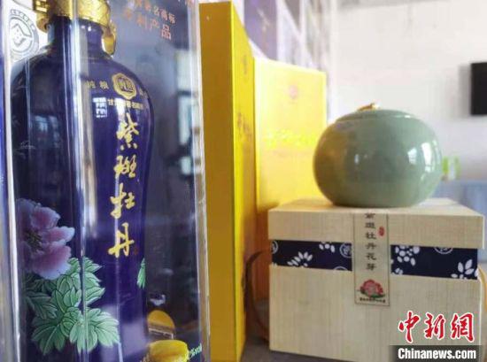 在素有“陇上花都”之称的甘肃省定西市临洮县,近年来,当地不断探索和研发多种牡丹衍生产品。 张婧 摄
