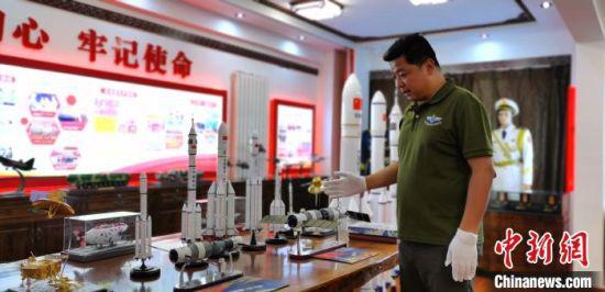 图为刘志祥讲解航天知识。