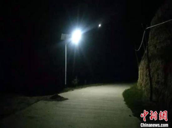 图为漳县贵清山镇铁炉村安装的太阳能无极灯。