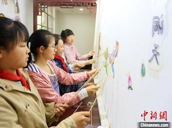 图为安西路小学学生演绎皮影戏。 高展 摄