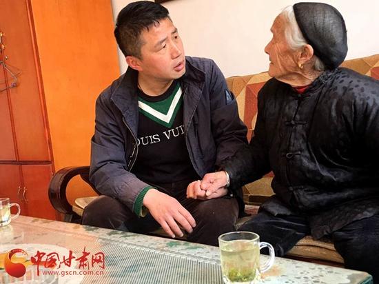 雷磊看望留守老人