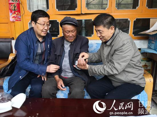 甘肃省工商局局长王世华入户看望贫困户。(呼双鹏 摄)