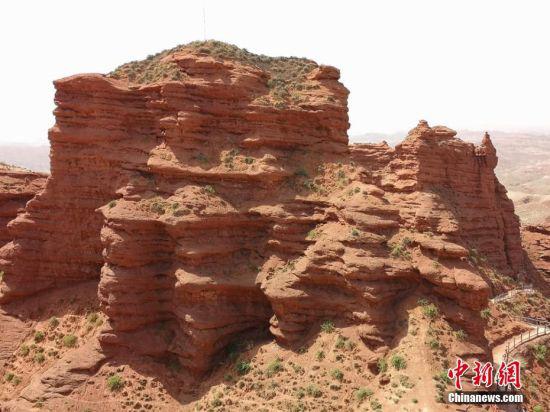 地处甘肃张掖市境内的平山湖大峡谷,峡谷幽深,峰林奇特,亿万年风雨沧桑,大自然神奇造化,将五彩斑斓的山体,镌刻成一幅幅无与伦比、摄人心魄的山水画卷,吸引游客纷沓而至。吴学珍 摄