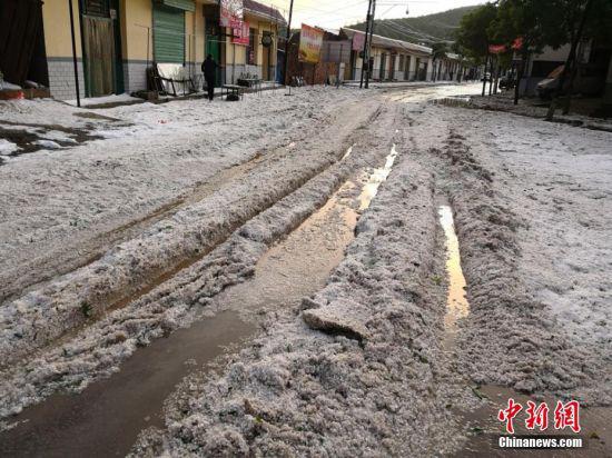 甘肃定西市通渭县遭遇冰雹天气。 何龙 摄
