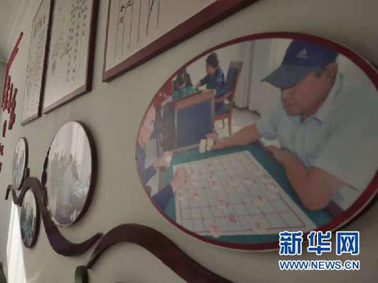 图为紫轩社区内展示老人丰富业余活动的文化墙。