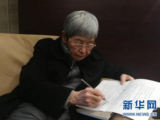2019年1月10日,敦煌研究院名誉院长樊锦诗修改稿件。敦煌研究院供图