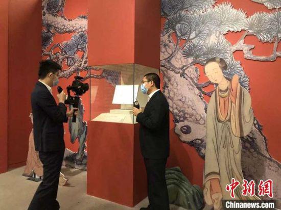 图为国家博物馆讲解员正在进行”云春游“直播。 国家博物馆供图