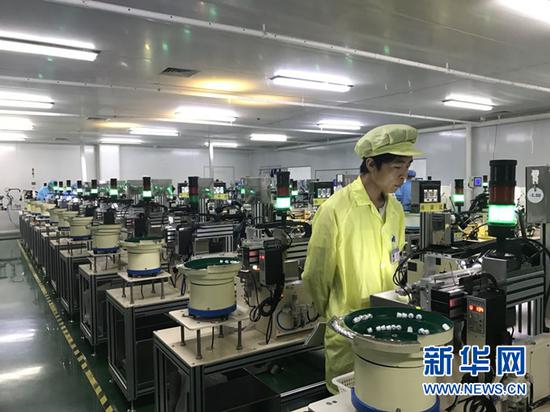 甘肃康视达科技集团有限公司员工正在工作。新华社记者 程楠 摄