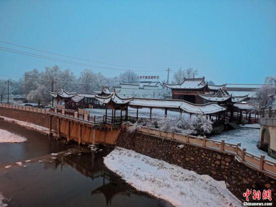 图为夜幕逐渐降临,俯瞰落满雪花的小城。 张宏 摄