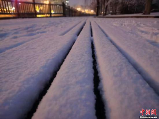 图为寸许厚的积雪。 张宏 摄