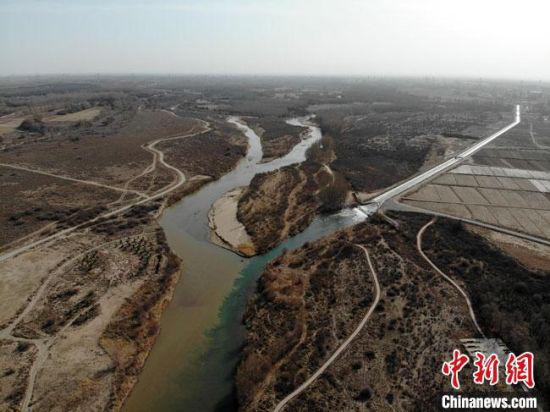 3月中旬,航拍镜头下的甘肃民勤县石羊河蔡旗断面水域“水草丰美”。 杨艳敏
