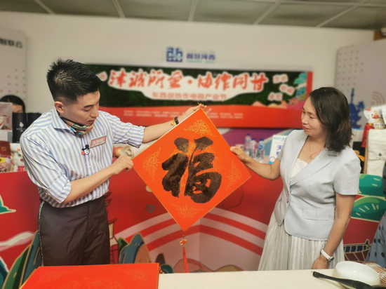 天津市河西区文化和旅游局党委书记高文红现场送“福”