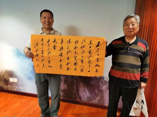潘新民为龚景秋题字
