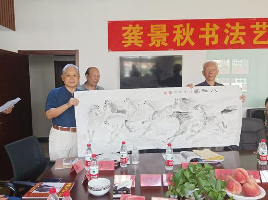 楚威彬向王太岚中将赠送《八骏图》
