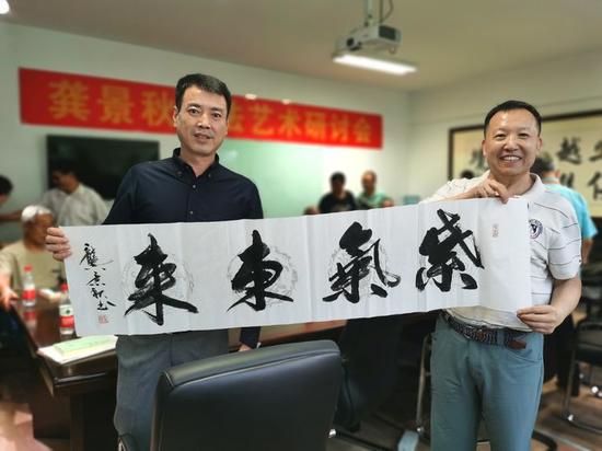 龚景秋向王虎赠送作品