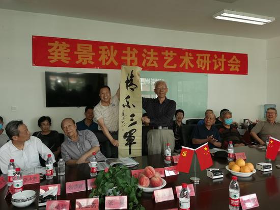 龚景秋向王太岚中将赠送书法
